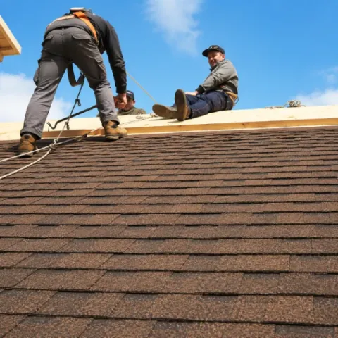 Artisan couvreur Saint-Girons-d'Aiguevives réalisant la pose d'une toiture en tuiles
