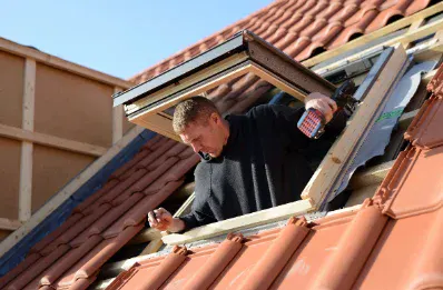 Pose de fenêtre de toit et velux par un couvreur à Saint-Girons-d'Aiguevives